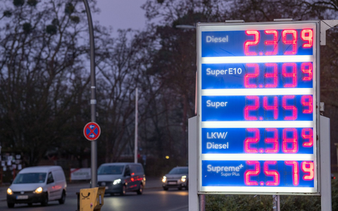 Nach Diesel hat nun auch E10 am Morgen im bundesweiten Durchschnitt die 2-Euro-Marke überschritten.  - Foto: Soeren Stache/dpa