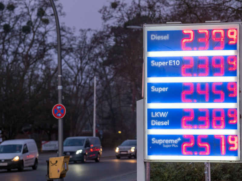 Tanken wird immer teurer. - Foto: Soeren Stache/dpa