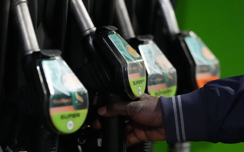 Der Iran-Krieg macht den Griff zur Zapfpistole immer teurer. (Archivbild) - Foto: Marcus Brandt/dpa