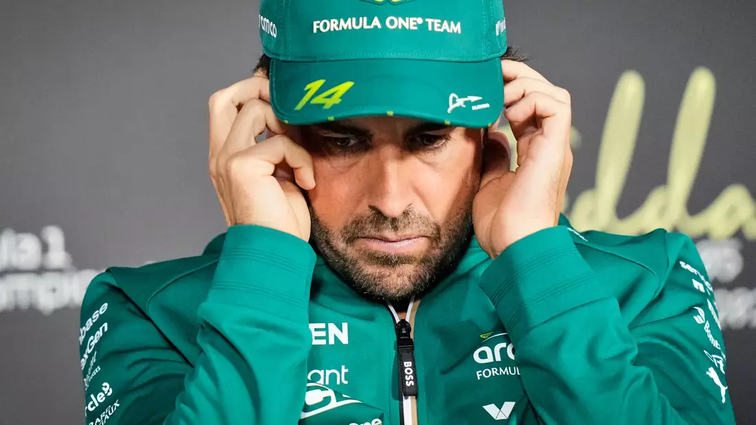 Fernando Alonso steht vor einer komplizierten Saison. (Archivbild) - Bild: Darko Bandic/AP/dpa