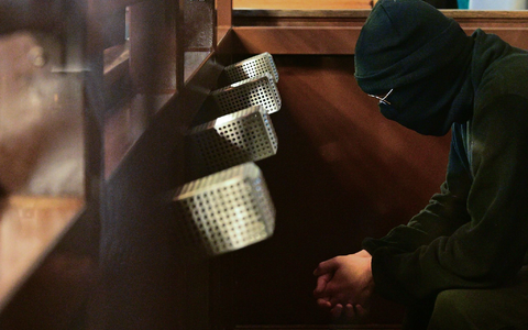 Der Angeklagte sitzt zu Prozessbeginn im Saal des Kriminalgerichts Moabit. (Archivbild)  - Foto: Sebastian Gollnow/dpa