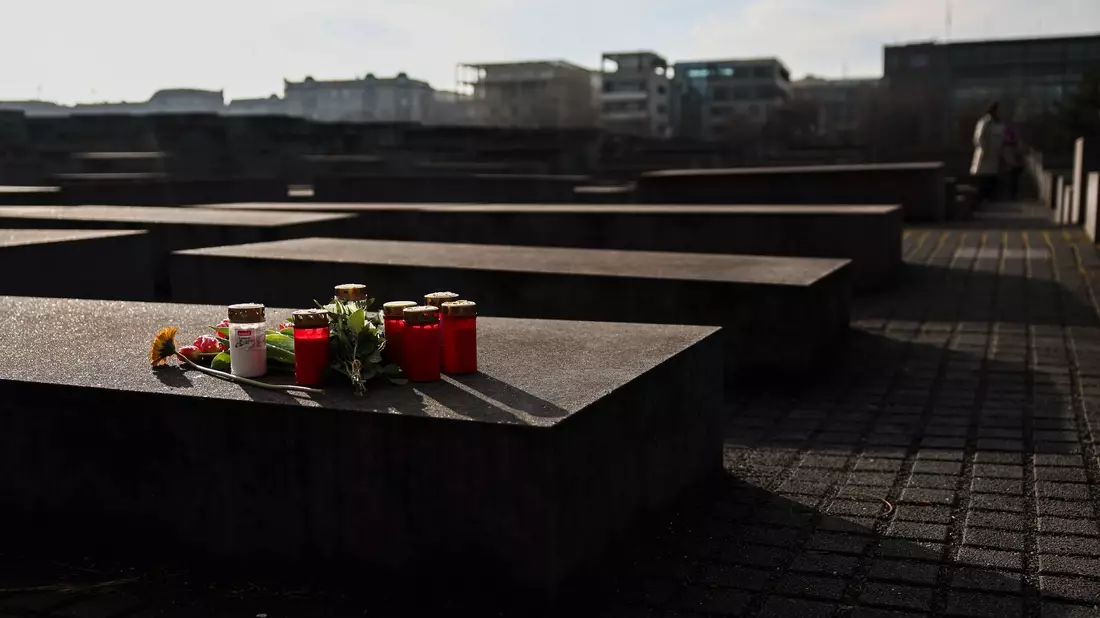 Der am Holocaust-Mahnmal angegriffene Spanier überlebte nur knapp. (Archivbild) - Bild: Hannes P. Albert/dpa