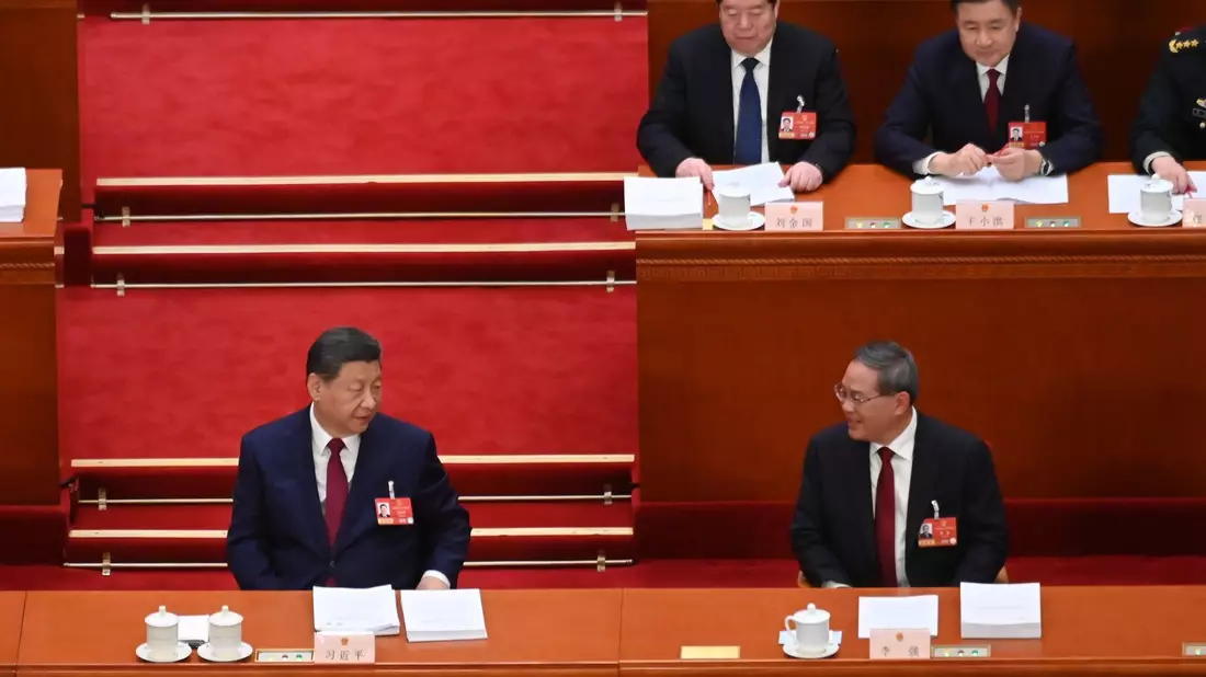 Auch Staats- und Parteichef Xi Jinping verfolgt in der Großen Halle des Volkes den Auftakt des Volkskongresses.  - Bild: Johannes Neudecker/dpa