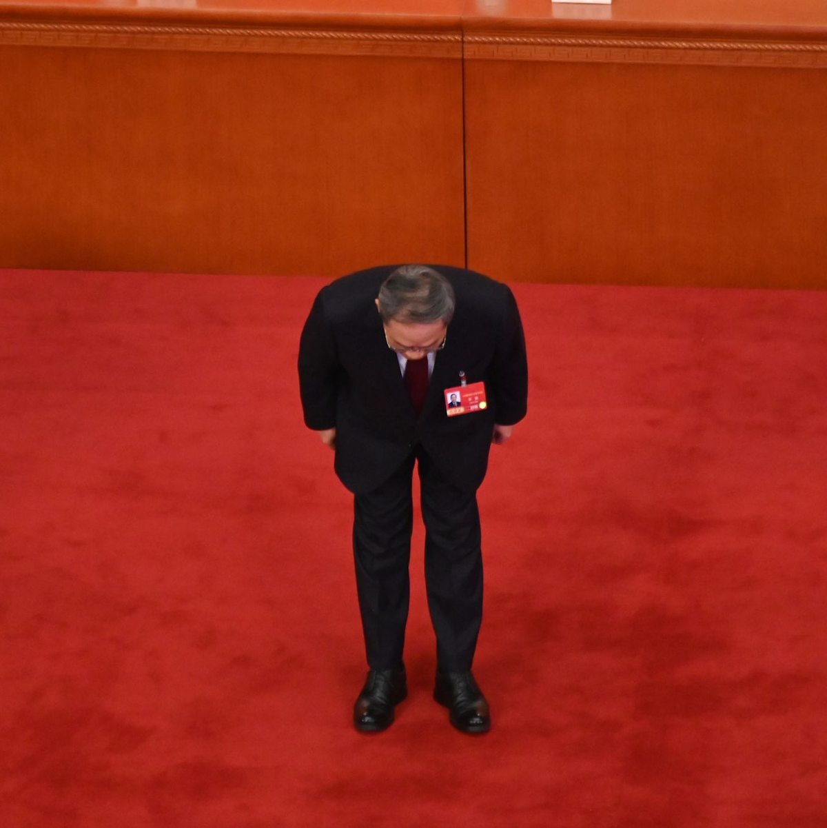 Vor seiner Rede verbeugte sich Ministerpräsident Li vor den Delegierten.  - Foto: Johannes Neudecker/dpa