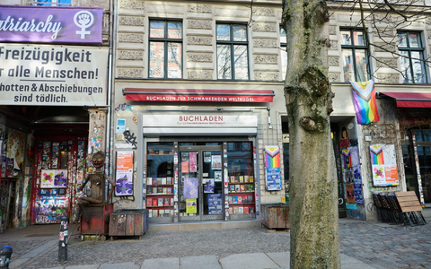 Der Berliner Buchladen «Zur schwankenden Weltkugel» wurde von der Liste der Einrichtungen gestrichen, die für den Deutschen Buchhandlungspreis vorgesehen waren. - Foto: Annette Riedl/dpa