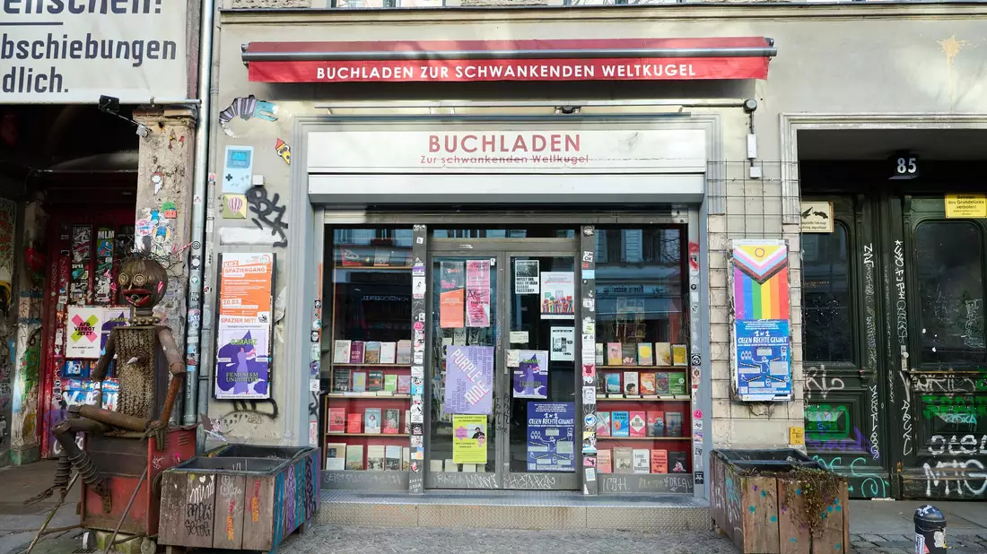 Die drei Buchläden aus dem eher linken Spektrum in Berlin, Bremen und Göttingen wurden wegen «verfassungsschutzrelevanter Erkenntnisse» von der Liste der Buchhandlungen gestrichen, die eine Jury für den Preis empfahl. - Bild: Annette Riedl/dpa