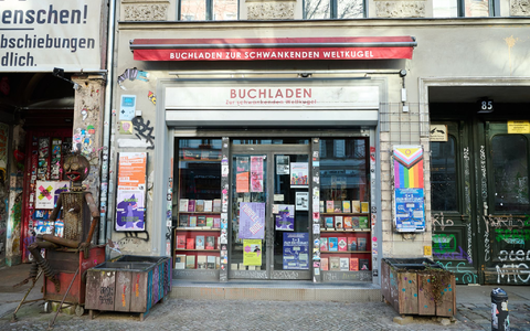 Die drei Buchläden aus dem eher linken Spektrum in Berlin, Bremen und Göttingen wurden wegen «verfassungsschutzrelevanter Erkenntnisse» von der Liste der Buchhandlungen gestrichen, die eine Jury für den Preis empfahl. - Foto: Annette Riedl/dpa