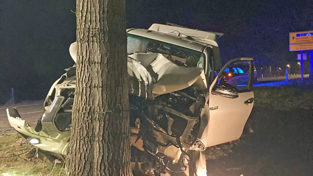 POL-GM: Alkoholisierter Autofahrer kollidiert mit Baum - Bild: presseportal.de