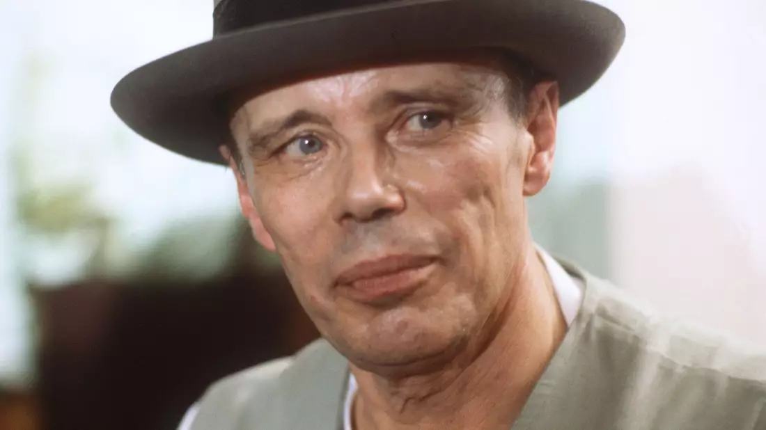 Der Jahrhundertkünstler Joseph Beuys (1921-1986) war bekannt für Werke aus Fettecken und Filz. (Archivbild) - Bild: -/dpa