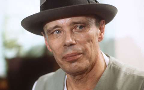 Der Jahrhundertkünstler Joseph Beuys (1921-1986) war bekannt für Werke aus Fettecken und Filz. (Archivbild) - Foto: -/dpa