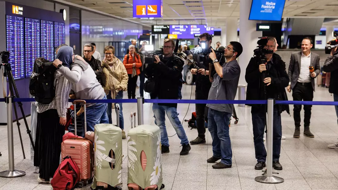 Erleichterung und Umarmungen am Flughafen Frankfurt. - Bild: Hannes P. Albert/dpa