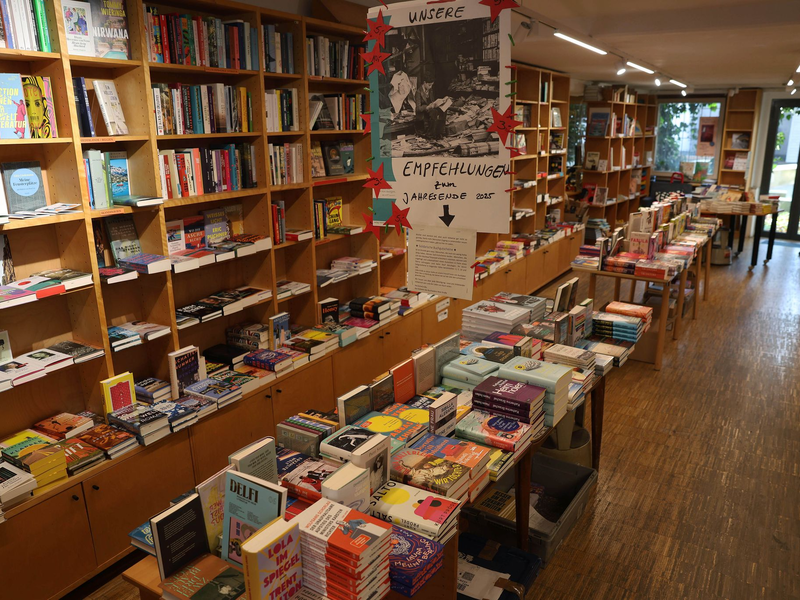 Der Deutsche Buchhandlungspreis würdigt die Rolle kleiner Buchläden. Doch diesmal widerspricht der Kulturstaatsminister in drei Fällen der Jury. - Foto: Stefan Rampfel/dpa