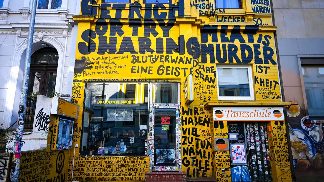 Der Buchladen «Golden Shop» in Bremen. - Bild: Sina Schuldt/dpa