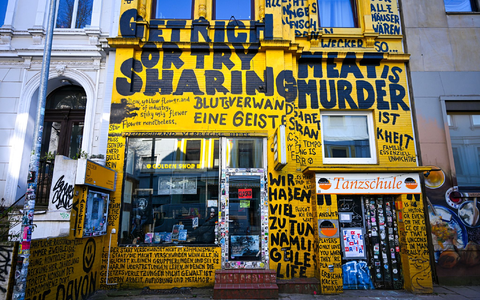 Der Buchladen «Golden Shop» in Bremen. - Foto: Sina Schuldt/dpa