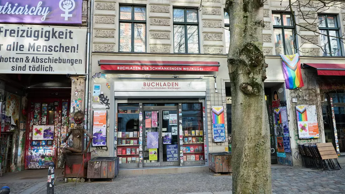 Der Buchladen «Zur schwankenden Weltkugel» in Berlin. - Bild: Annette Riedl/dpa