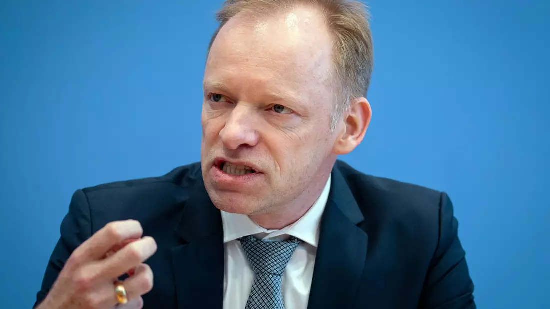 Ifo-Präsident Clemens Fuest hält wenig von einem möglichen Tankrabatt. (Archivbild) - Bild: Kay Nietfeld/dpa