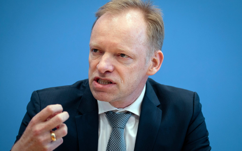 Ifo-Präsident Clemens Fuest hält wenig von einem möglichen Tankrabatt. (Archivbild) - Foto: Kay Nietfeld/dpa
