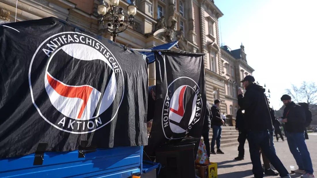 Dort, wo ansonsten auch der Block-Prozess verhandelt wird, stehen nun die mutmaßlichen Mitglieder der rechten Terrorgruppe «Letzte Verteidigungswelle» vor Gericht. - Bild: Marcus Brandt/dpa