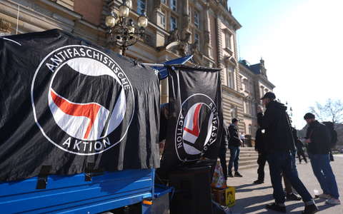 Dort, wo ansonsten auch der Block-Prozess verhandelt wird, stehen nun die mutmaßlichen Mitglieder der rechten Terrorgruppe «Letzte Verteidigungswelle» vor Gericht. - Foto: Marcus Brandt/dpa