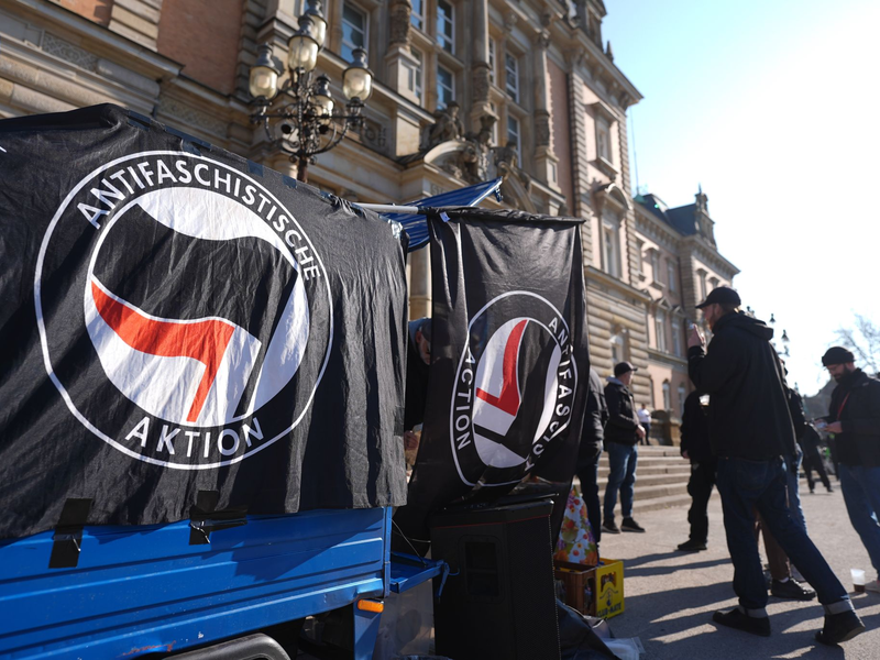 Dort, wo ansonsten auch der Block-Prozess verhandelt wird, stehen nun die mutmaßlichen Mitglieder der rechten Terrorgruppe «Letzte Verteidigungswelle» vor Gericht. - Foto: Marcus Brandt/dpa