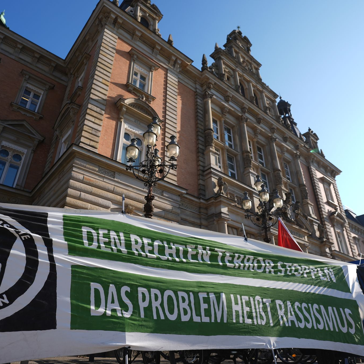 Im Saal müssen sich acht mutmaßliche Mitglieder beziehungsweise ein Unterstützer der rechten Terrorgruppe «Letzte Verteidigungswelle» verantworten, - Foto: Marcus Brandt/dpa