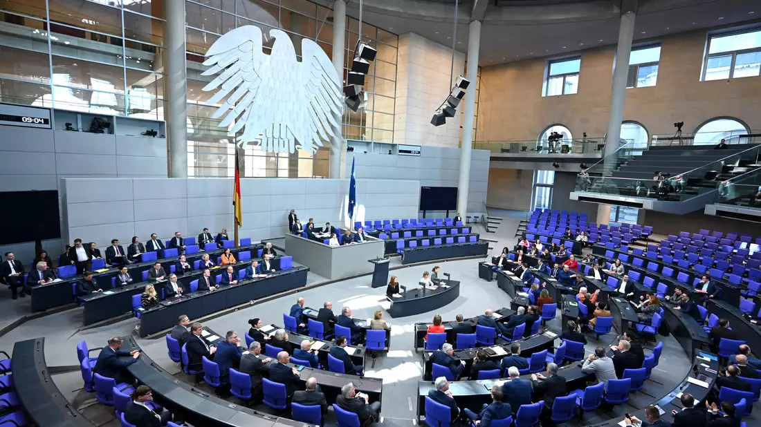 Der Bundestag beriet am Donnerstag den Umbau des bisherigen Bürgergelds. - Bild: Elisa Schu/dpa
