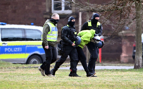 Der Tatverdächtige der Messerattacke am Holocaust-Mahnmal in Berlin wird zu einem Hubschrauber geführt. (Archivbild) - Foto: Uli Deck/dpa