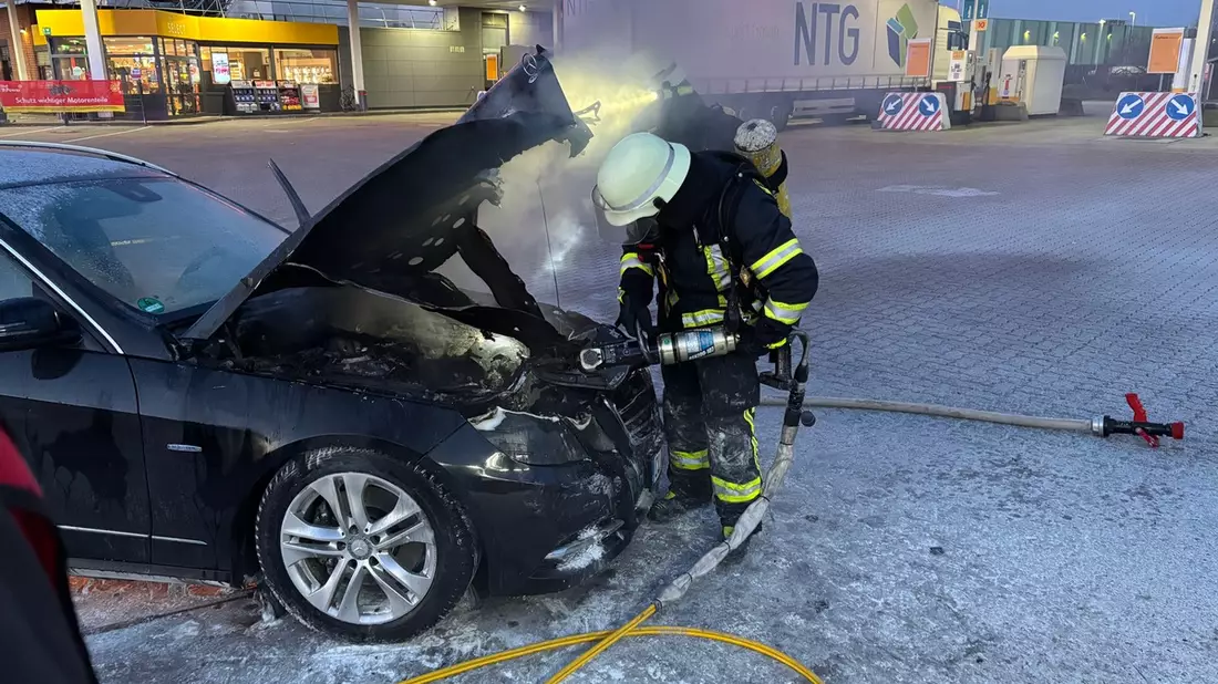 FW-ROW: Pkw gerät in Brand - eine Person verletzt - Bild: presseportal.de