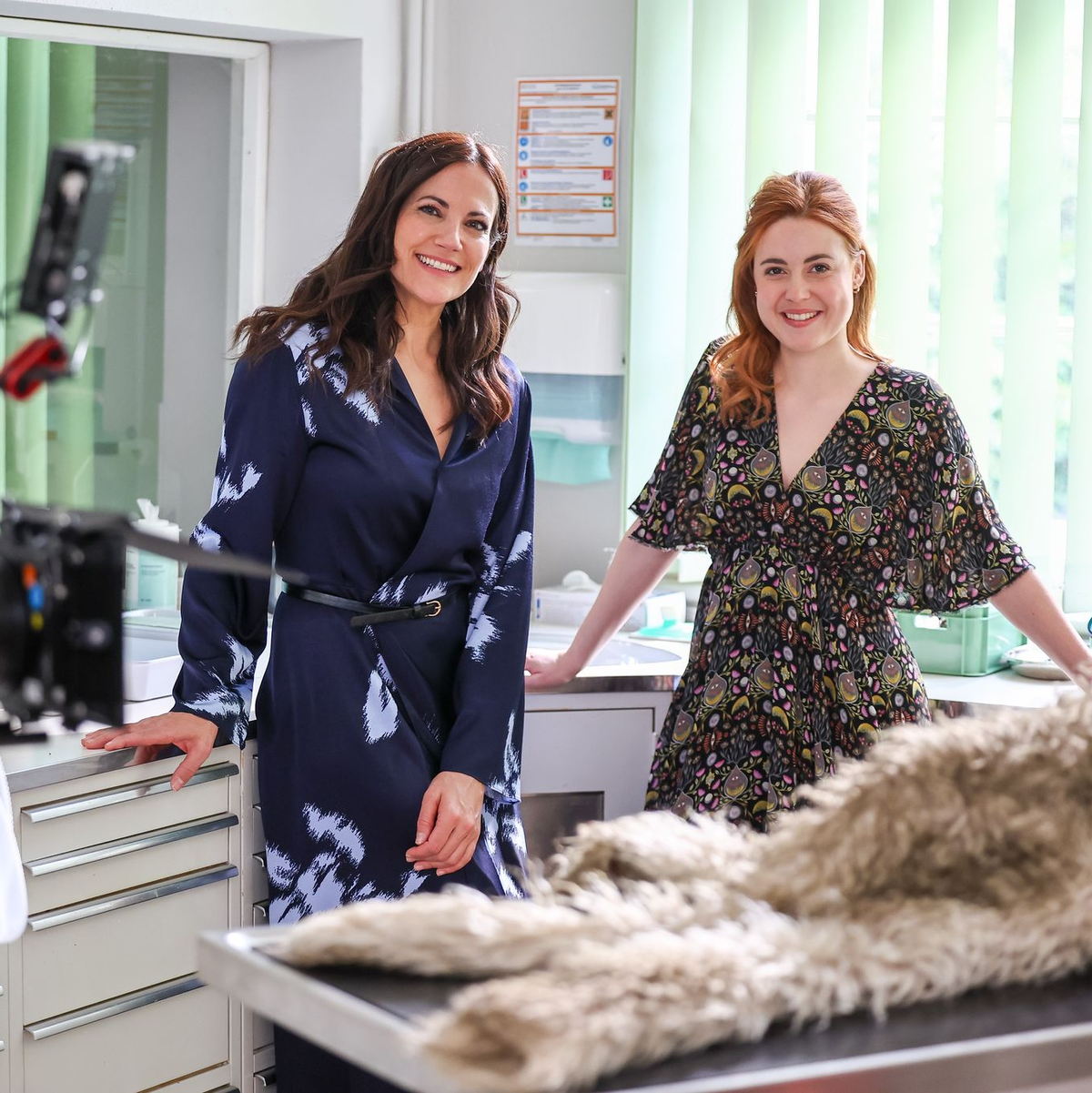 Die Schauspielerinnen Bettina Zimmermann (links) als Tierärztin Maja Freydank und Meriel Hinsching als ihre Kollegin Julia Kramer am Set für die Spielfilm-Reihe «Zwei Frauen für alle Felle». (Archivbild) - Foto: Jan Woitas/dpa