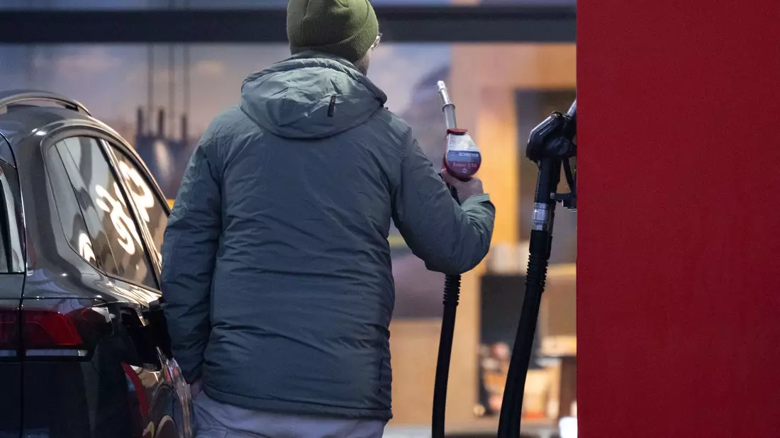 Die Preise an der Tankstelle steigen.  - Bild: Sebastian Kahnert/dpa