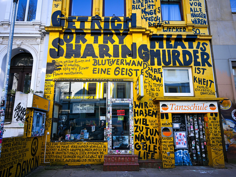 Der Buchladen «Golden Shop» in Bremen. - Foto: Sina Schuldt/dpa