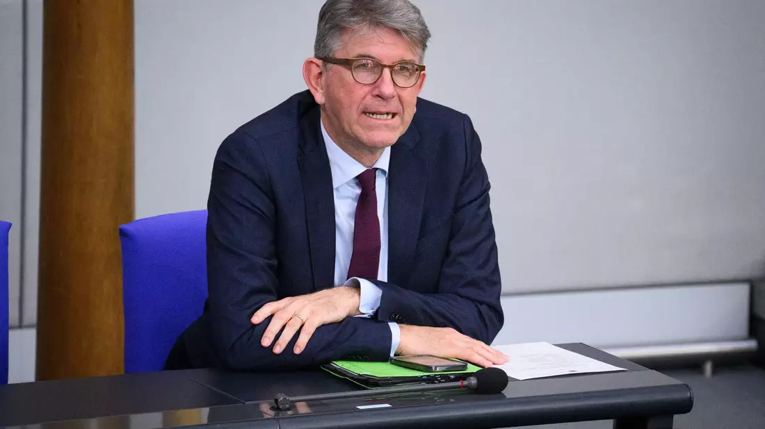 Kulturstaatsminister Wolfram Weimer findet seine Entscheidung zum Ausschluss dreier Buchläden vom Deutschen Buchhandlungspreis richtig. (Archivbild) - Bild: Bernd von Jutrczenka/dpa