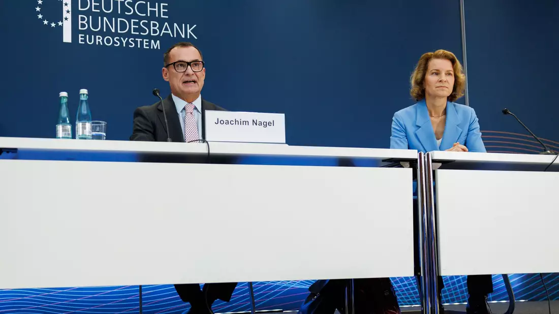 Bundesbank-Präsident Nagel und Vizepräsidentin Sabine Mauderer stellen die Bilanz vor. - Bild: Hannes P. Albert/dpa