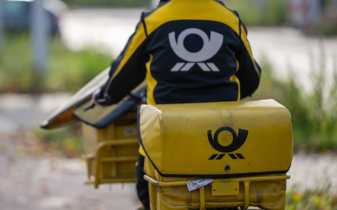 Briefe auf dem Weg zum Briefkasten - es werden immer weniger. - Foto: Monika Skolimowska/dpa