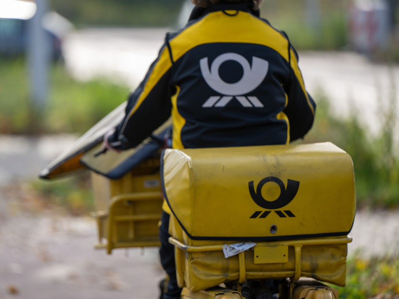 Briefe auf dem Weg zum Briefkasten - es werden immer weniger. - Foto: Monika Skolimowska/dpa