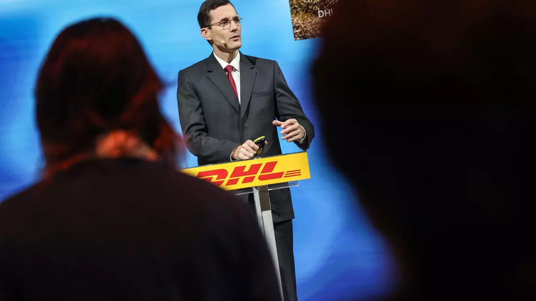 DHL-Chef Tobias Meyer sieht sein Unternehmen gut aufgestellt. - Bild: Oliver Berg/dpa