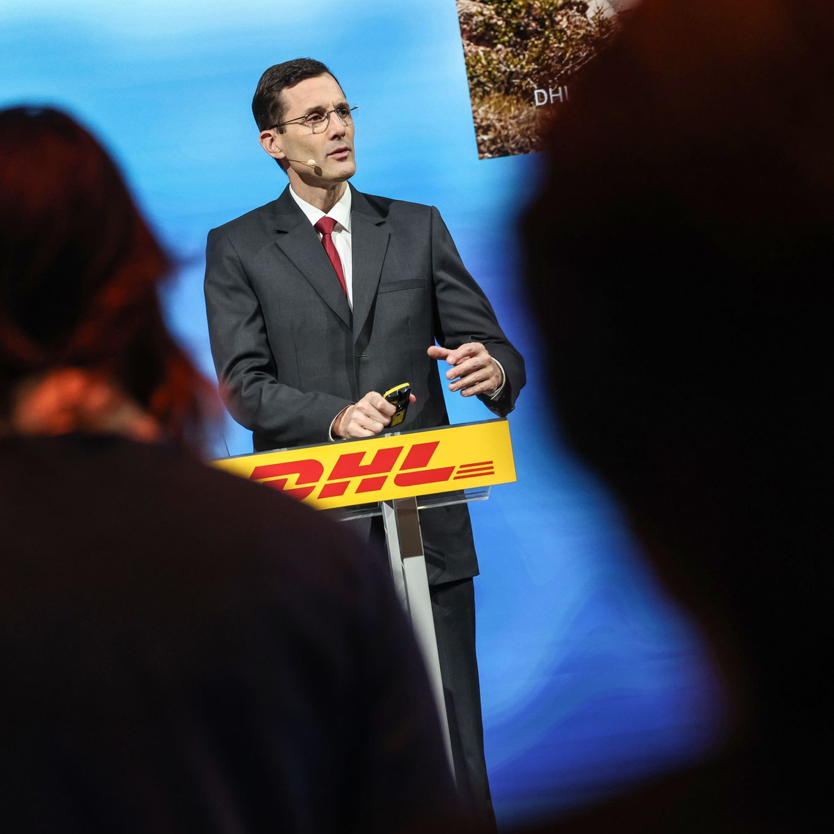 DHL-Chef Tobias Meyer sieht sein Unternehmen gut aufgestellt. - Foto: Oliver Berg/dpa