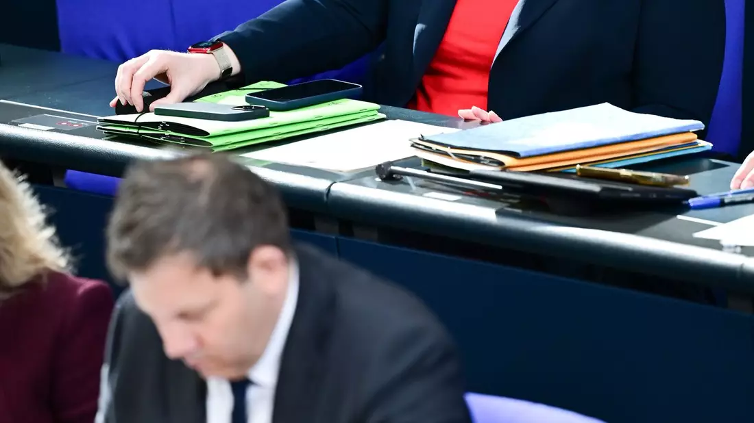 Arbeitsministerin Bärbel Bas hört - hinter Finanzminister Lars Klingbeil (beide SPD) - bei der Debatte zu ihrer Bürgergeld-Reform zu.  - Bild: Sebastian Christoph Gollnow/dpa