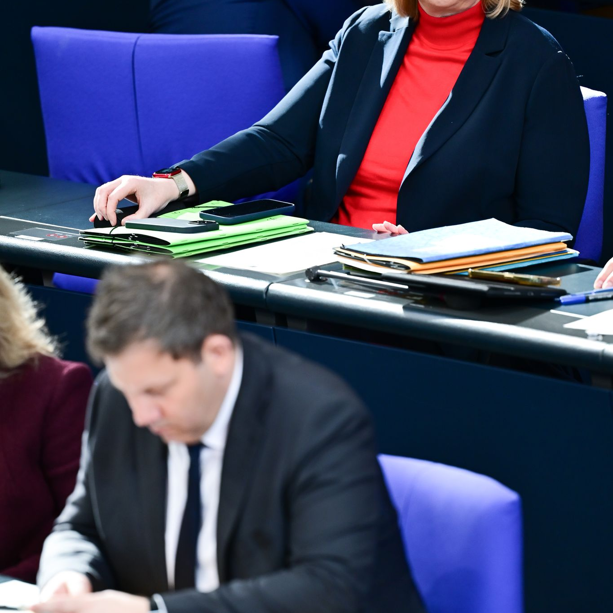 Arbeitsministerin Bärbel Bas hört - hinter Finanzminister Lars Klingbeil (beide SPD) - bei der Debatte zu ihrer Bürgergeld-Reform zu.  - Foto: Sebastian Christoph Gollnow/dpa