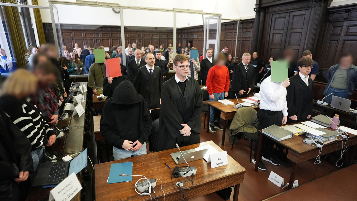 Weil die Angeklagten zum Tatzeitpunkt teils noch minderjährig waren, wurde die   Öffentlichkeit vom Prozess ausgeschlossen. - Foto: Marcus Brandt/Pool dpa/dpa