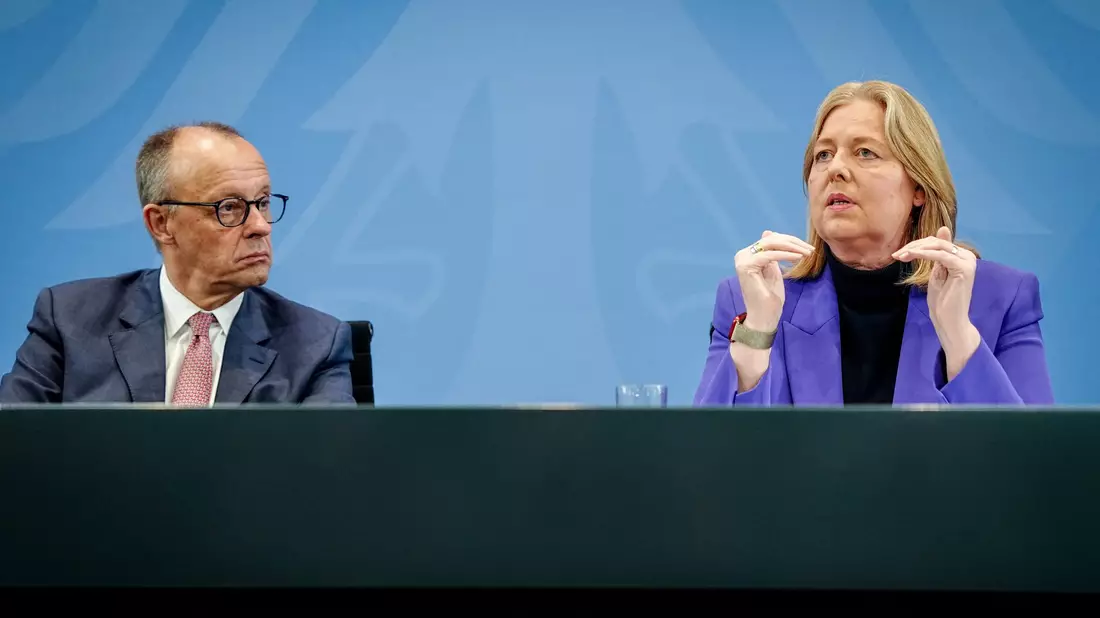 Arbeitsministerin Bärbel Bas (SPD) - hier mit Kanzler Friedrich Merz (CDU) - hatte die Reform nach den Koalitionsvorgaben vorgelegt. (Archivbild) - Bild: Kay Nietfeld/dpa