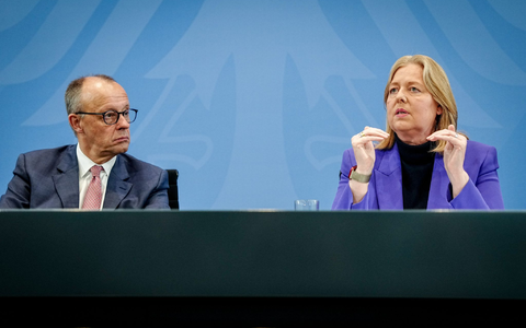 Arbeitsministerin Bärbel Bas (SPD) - hier mit Kanzler Friedrich Merz (CDU) - hatte die Reform nach den Koalitionsvorgaben vorgelegt. (Archivbild) - Foto: Kay Nietfeld/dpa