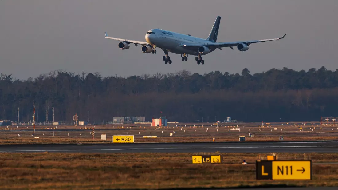 Am Morgen landete am Frankfurter Flughafen die erste Evakuierungsmaschine im Auftrag der Bundesregierung. - Bild: Hannes P Albert/dpa/dpa-tmn
