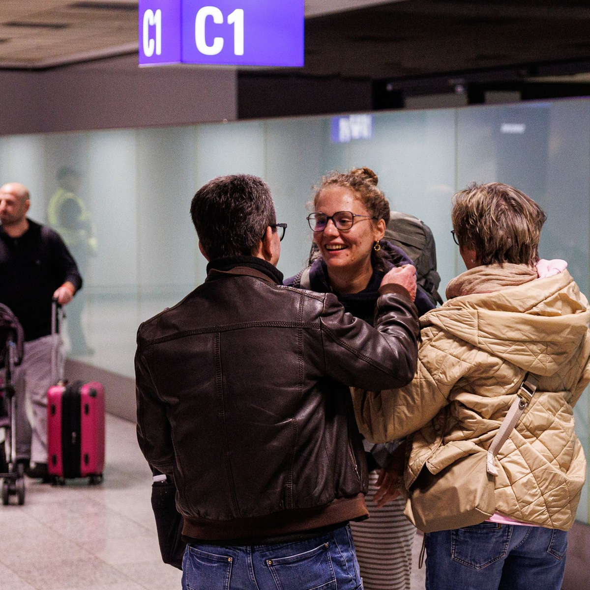 Francesca Mati? und ihre Eltern vielen sich am Frankfurter Flughafen in die Arme. - Foto: Hannes P. Albert/dpa
