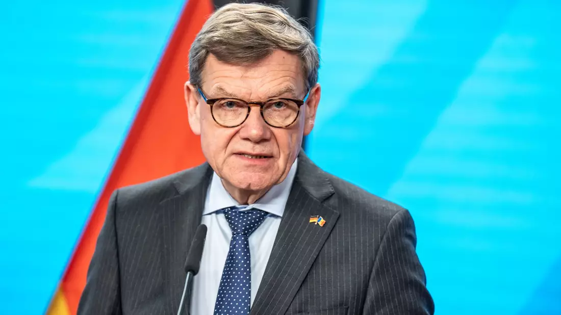 Nach der ersten erfolgreichen Rückholung im Nahen Osten gestrandeter Deutscher zeigt sich Außenminister Johann Wadephul (CDU) optimistisch. - Bild: Michael Kappeler/dpa