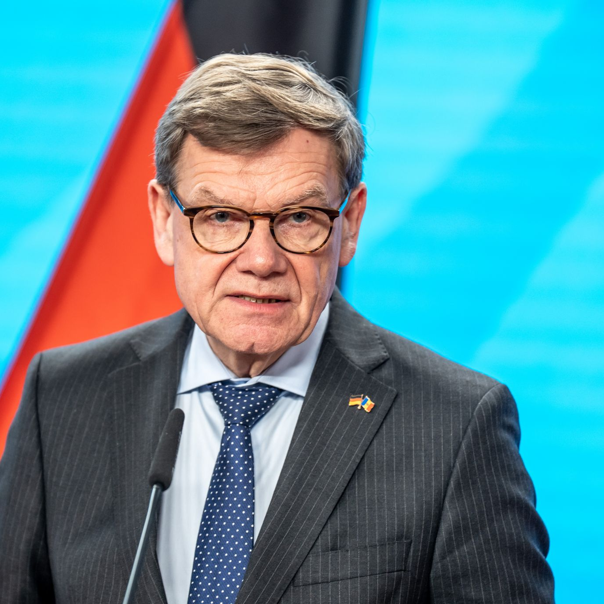 Nach der ersten erfolgreichen Rückholung im Nahen Osten gestrandeter Deutscher zeigt sich Außenminister Johann Wadephul (CDU) optimistisch. - Foto: Michael Kappeler/dpa