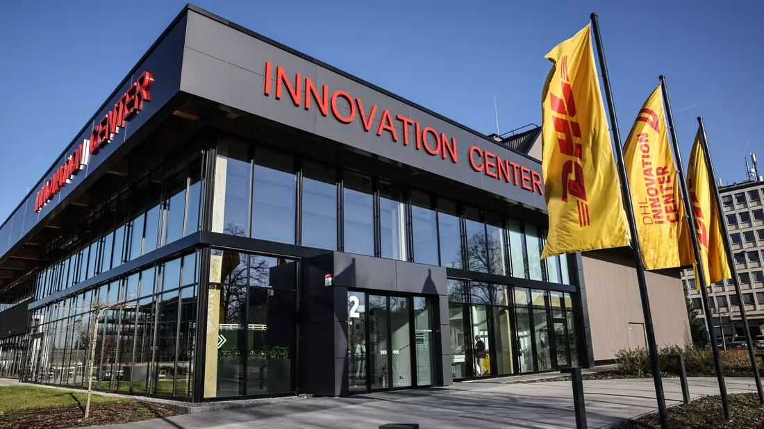 Das Post-Management stellte die Jahreszahlen in seinem neuen Innovationszentrum in Troisdorf bei Bonn vor. - Bild: Oliver Berg/dpa