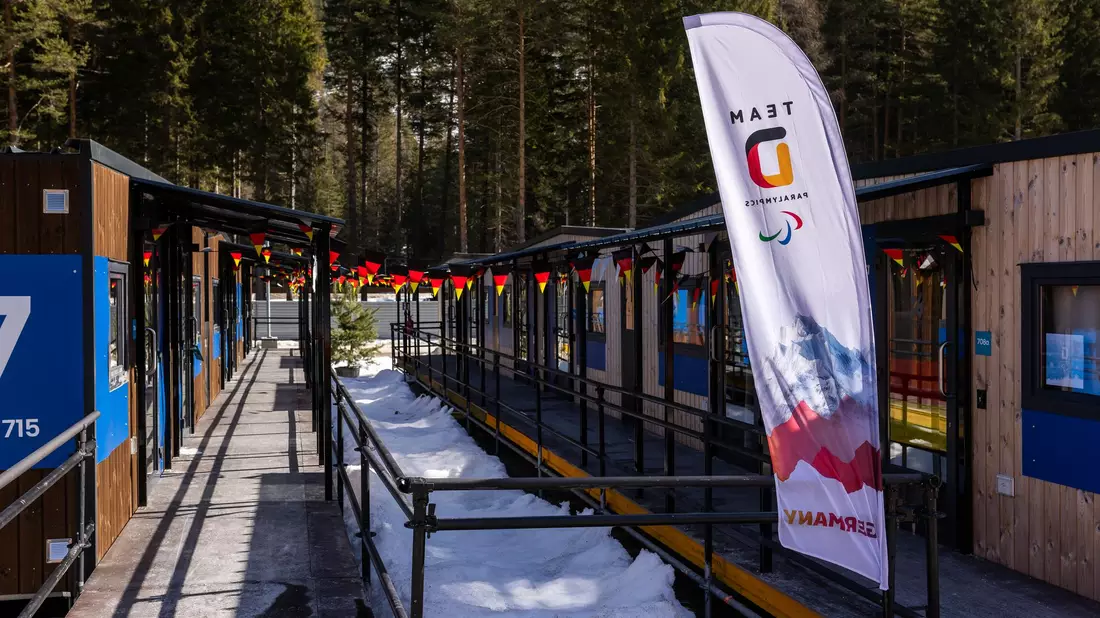 Das olympische Dorf in Cortina.  - Bild: Philipp von Ditfurth/dpa