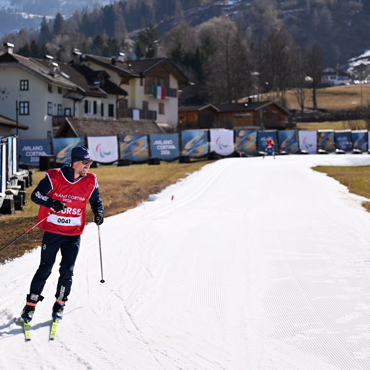 Ein weißer Streifen in viel grün: Frühlingshafte Temperaturen sorgen für schwere Bedingungen im Langlaufstadion.  - Foto: Martin Schutt/dpa