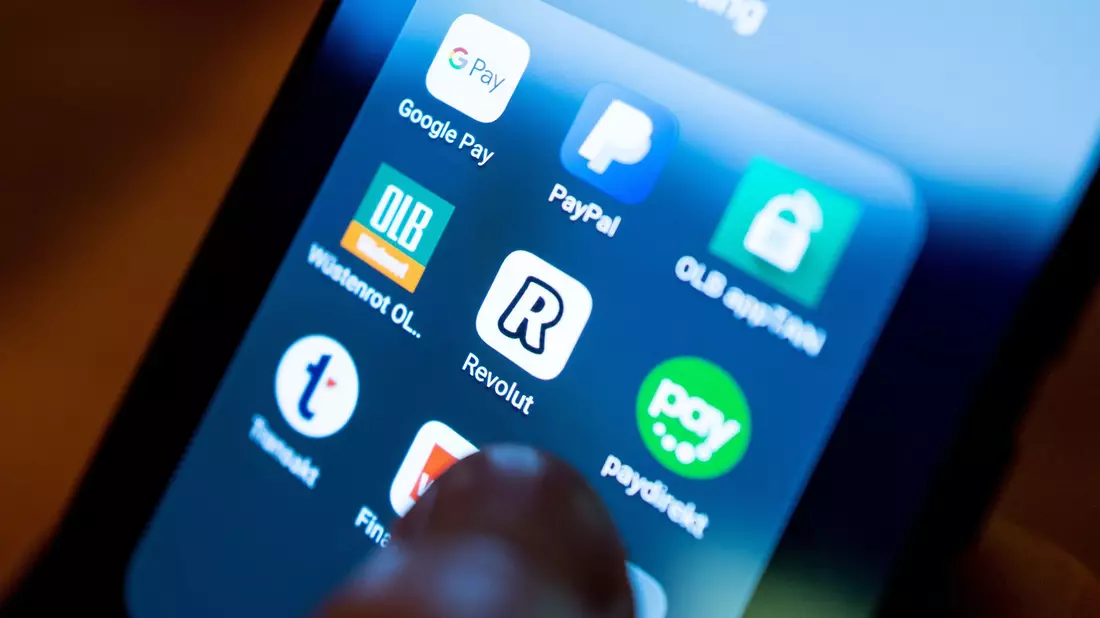 Die britische Digitalbank Revolut expandiert auf den hart umkämpften US-amerikanischen Bankenmarkt. (Symbolbild). - Bild: Monika Skolimowska/dpa-Zentralbild/dpa
